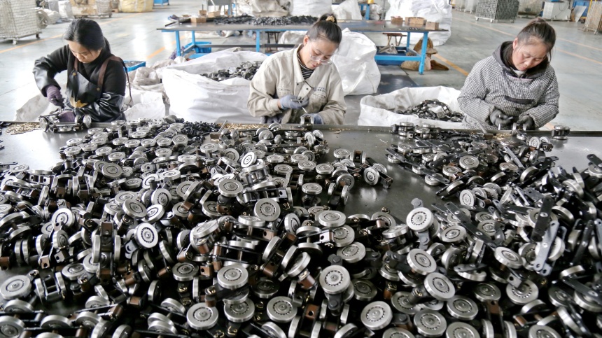 馆陶县精密轴承产业园区一轴承企业，工人正在组装轴承相关产品。郭江鹏摄