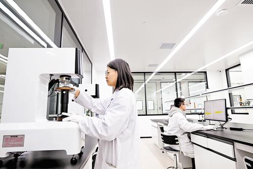 11月24日,位于临西县的中塞(国际)轴承产业共享实验室内,工作人员在检测轴承样品。本报记者 赵永辉摄